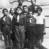 Die Kindergruppe des Betar im Hof der Synagoge: Adolf Heitler, Kurt Willner, Elli Kohn, Irma Heitler; Kitti Bondy, Leo Schmatnik, ?; Jenö Rübner, Alfred Berger